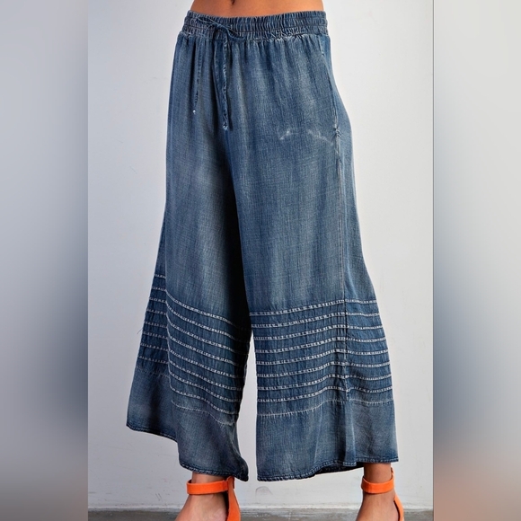 Easel Los Angeles Denim - Easel Wide Leg Mineral Wash Lightweight Denim Capris With Pintuck Detail Large